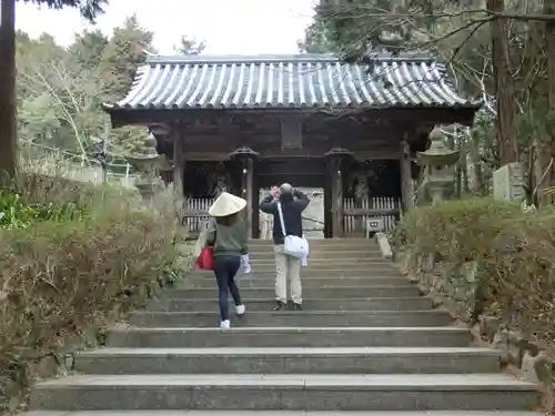 熊谷寺の山門