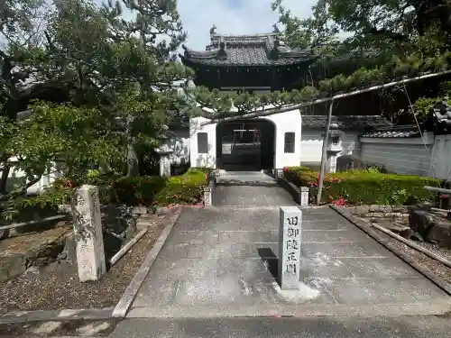 後白河院御聖蹟　法住寺の{uncategorized: "未分類", other: "その他", undefined: "問題あり", building: "その他建物", grave: "お墓", sacred_gate: "鳥居", guardian: "狛犬", statue: "像", buddha: "仏像", history: "歴史", nature: "自然", garden: "庭園", animal: "動物", pagoda: "塔", temizu: "手水舎", mountain_gate: "山門・神門", sanctuary: "本殿・本堂", subordinate: "末社・摂社", art: "芸術", scenery: "景色", jizo: "地蔵", ema: "絵馬", goshuin: "御朱印", omikuji: "おみくじ", items: "授与品その他", amulet: "お守り", goshuincho: "御朱印帳", eats: "食事", festival: "お祭り", votive_dance: "神楽", shichigosan: "七五三参", wedding: "結婚式", experience: "体験その他", initially: "初詣", around: "周辺", anti_infection: "感染症対策"}