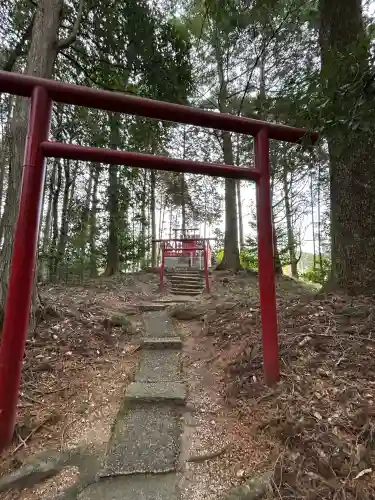 荷機稲荷神社の{uncategorized: "未分類", other: "その他", undefined: "問題あり", building: "その他建物", grave: "お墓", sacred_gate: "鳥居", guardian: "狛犬", statue: "像", buddha: "仏像", history: "歴史", nature: "自然", garden: "庭園", animal: "動物", pagoda: "塔", temizu: "手水舎", mountain_gate: "山門・神門", sanctuary: "本殿・本堂", subordinate: "末社・摂社", art: "芸術", scenery: "景色", jizo: "地蔵", ema: "絵馬", goshuin: "御朱印", omikuji: "おみくじ", items: "授与品その他", amulet: "お守り", goshuincho: "御朱印帳", eats: "食事", festival: "お祭り", votive_dance: "神楽", shichigosan: "七五三参", wedding: "結婚式", experience: "体験その他", initially: "初詣", around: "周辺", anti_infection: "感染症対策"}