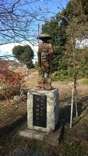 持法院の像