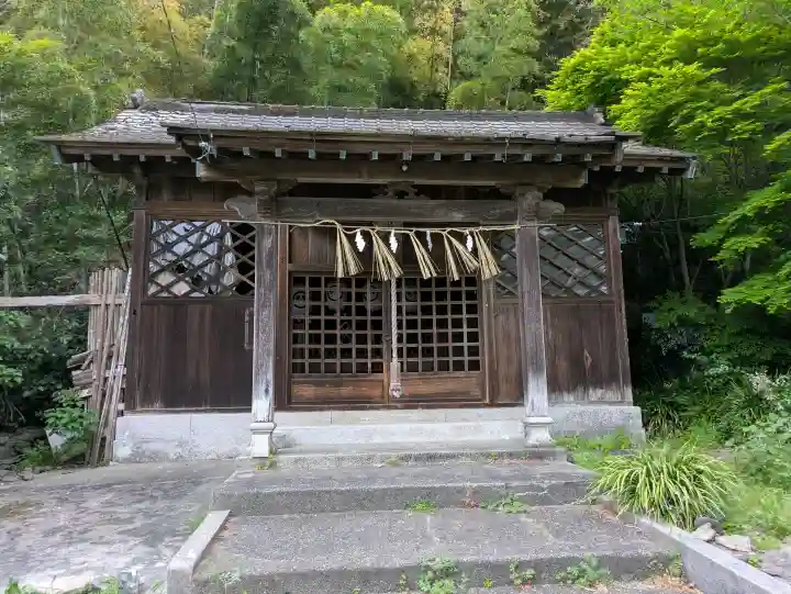 家神社の{uncategorized: "未分類", other: "その他", undefined: "問題あり", building: "その他建物", grave: "お墓", sacred_gate: "鳥居", guardian: "狛犬", statue: "像", buddha: "仏像", history: "歴史", nature: "自然", garden: "庭園", animal: "動物", pagoda: "塔", temizu: "手水舎", mountain_gate: "山門・神門", sanctuary: "本殿・本堂", subordinate: "末社・摂社", art: "芸術", scenery: "景色", jizo: "地蔵", ema: "絵馬", goshuin: "御朱印", omikuji: "おみくじ", items: "授与品その他", amulet: "お守り", goshuincho: "御朱印帳", eats: "食事", festival: "お祭り", votive_dance: "神楽", shichigosan: "七五三参", wedding: "結婚式", experience: "体験その他", initially: "初詣", around: "周辺", anti_infection: "感染症対策"}