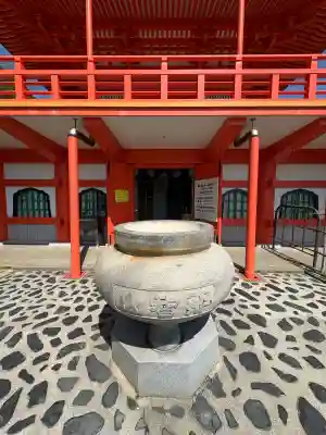 青岸渡寺の{uncategorized: "未分類", other: "その他", undefined: "問題あり", building: "その他建物", grave: "お墓", sacred_gate: "鳥居", guardian: "狛犬", statue: "像", buddha: "仏像", history: "歴史", nature: "自然", garden: "庭園", animal: "動物", pagoda: "塔", temizu: "手水舎", mountain_gate: "山門・神門", sanctuary: "本殿・本堂", subordinate: "末社・摂社", art: "芸術", scenery: "景色", jizo: "地蔵", ema: "絵馬", goshuin: "御朱印", omikuji: "おみくじ", items: "授与品その他", amulet: "お守り", goshuincho: "御朱印帳", eats: "食事", festival: "お祭り", votive_dance: "神楽", shichigosan: "七五三参", wedding: "結婚式", experience: "体験その他", initially: "初詣", around: "周辺", anti_infection: "感染症対策"}
