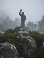 三峯神社の像