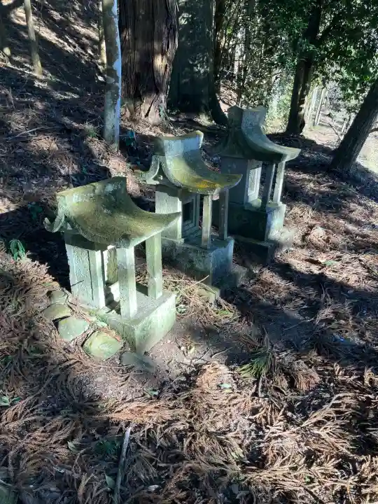 入粟野日光神社の{uncategorized: "未分類", other: "その他", undefined: "問題あり", building: "その他建物", grave: "お墓", sacred_gate: "鳥居", guardian: "狛犬", statue: "像", buddha: "仏像", history: "歴史", nature: "自然", garden: "庭園", animal: "動物", pagoda: "塔", temizu: "手水舎", mountain_gate: "山門・神門", sanctuary: "本殿・本堂", subordinate: "末社・摂社", art: "芸術", scenery: "景色", jizo: "地蔵", ema: "絵馬", goshuin: "御朱印", omikuji: "おみくじ", items: "授与品その他", amulet: "お守り", goshuincho: "御朱印帳", eats: "食事", festival: "お祭り", votive_dance: "神楽", shichigosan: "七五三参", wedding: "結婚式", experience: "体験その他", initially: "初詣", around: "周辺", anti_infection: "感染症対策"}