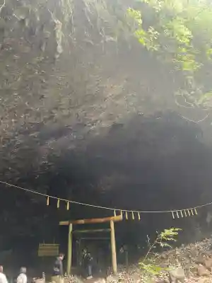 天安河原宮の{uncategorized: "未分類", other: "その他", undefined: "問題あり", building: "その他建物", grave: "お墓", sacred_gate: "鳥居", guardian: "狛犬", statue: "像", buddha: "仏像", history: "歴史", nature: "自然", garden: "庭園", animal: "動物", pagoda: "塔", temizu: "手水舎", mountain_gate: "山門・神門", sanctuary: "本殿・本堂", subordinate: "末社・摂社", art: "芸術", scenery: "景色", jizo: "地蔵", ema: "絵馬", goshuin: "御朱印", omikuji: "おみくじ", items: "授与品その他", amulet: "お守り", goshuincho: "御朱印帳", eats: "食事", festival: "お祭り", votive_dance: "神楽", shichigosan: "七五三参", wedding: "結婚式", experience: "体験その他", initially: "初詣", around: "周辺", anti_infection: "感染症対策"}