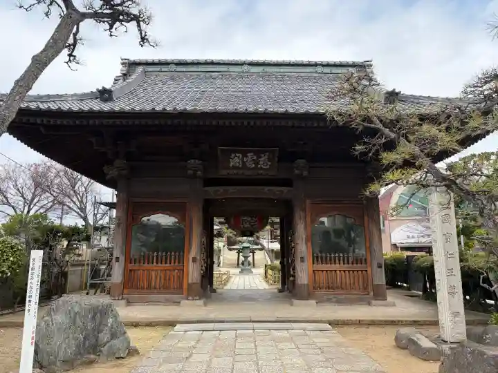 萬満寺の{uncategorized: "未分類", other: "その他", undefined: "問題あり", building: "その他建物", grave: "お墓", sacred_gate: "鳥居", guardian: "狛犬", statue: "像", buddha: "仏像", history: "歴史", nature: "自然", garden: "庭園", animal: "動物", pagoda: "塔", temizu: "手水舎", mountain_gate: "山門・神門", sanctuary: "本殿・本堂", subordinate: "末社・摂社", art: "芸術", scenery: "景色", jizo: "地蔵", ema: "絵馬", goshuin: "御朱印", omikuji: "おみくじ", items: "授与品その他", amulet: "お守り", goshuincho: "御朱印帳", eats: "食事", festival: "お祭り", votive_dance: "神楽", shichigosan: "七五三参", wedding: "結婚式", experience: "体験その他", initially: "初詣", around: "周辺", anti_infection: "感染症対策"}