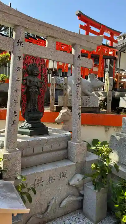 伏見稲荷大社の{uncategorized: "未分類", other: "その他", undefined: "問題あり", building: "その他建物", grave: "お墓", sacred_gate: "鳥居", guardian: "狛犬", statue: "像", buddha: "仏像", history: "歴史", nature: "自然", garden: "庭園", animal: "動物", pagoda: "塔", temizu: "手水舎", mountain_gate: "山門・神門", sanctuary: "本殿・本堂", subordinate: "末社・摂社", art: "芸術", scenery: "景色", jizo: "地蔵", ema: "絵馬", goshuin: "御朱印", omikuji: "おみくじ", items: "授与品その他", amulet: "お守り", goshuincho: "御朱印帳", eats: "食事", festival: "お祭り", votive_dance: "神楽", shichigosan: "七五三参", wedding: "結婚式", experience: "体験その他", initially: "初詣", around: "周辺", anti_infection: "感染症対策"}
