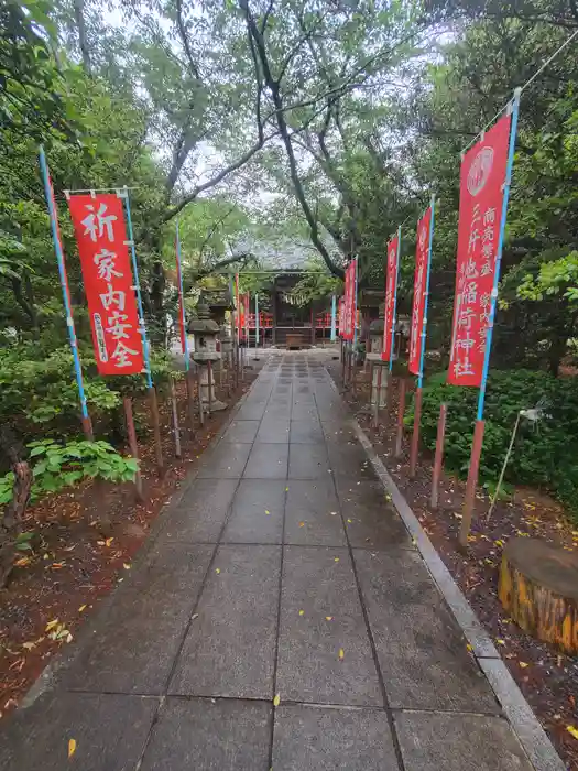 三軒地稲荷神社の建物その他