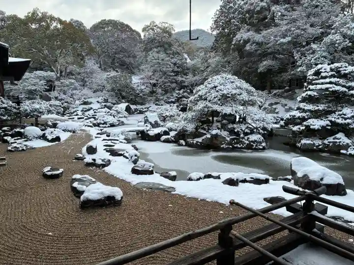 三宝院(三宝院門跡)の{uncategorized: "未分類", other: "その他", undefined: "問題あり", building: "その他建物", grave: "お墓", sacred_gate: "鳥居", guardian: "狛犬", statue: "像", buddha: "仏像", history: "歴史", nature: "自然", garden: "庭園", animal: "動物", pagoda: "塔", temizu: "手水舎", mountain_gate: "山門・神門", sanctuary: "本殿・本堂", subordinate: "末社・摂社", art: "芸術", scenery: "景色", jizo: "地蔵", ema: "絵馬", goshuin: "御朱印", omikuji: "おみくじ", items: "授与品その他", amulet: "お守り", goshuincho: "御朱印帳", eats: "食事", festival: "お祭り", votive_dance: "神楽", shichigosan: "七五三参", wedding: "結婚式", experience: "体験その他", initially: "初詣", around: "周辺", anti_infection: "感染症対策"}