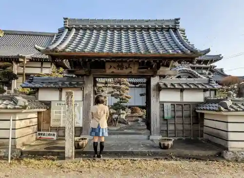 天照寺の山門