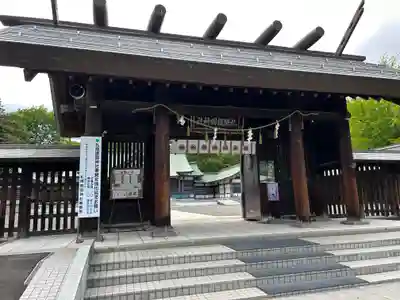 札幌護國神社の山門・神門