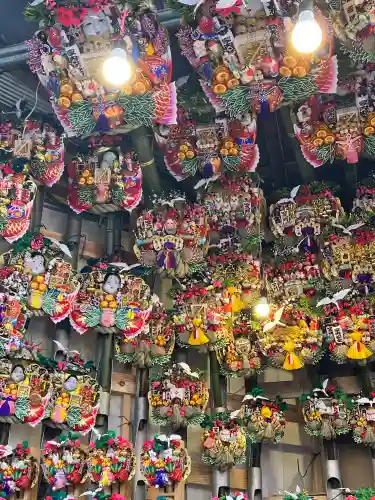 鷲神社の{uncategorized: "未分類", other: "その他", undefined: "問題あり", building: "その他建物", grave: "お墓", sacred_gate: "鳥居", guardian: "狛犬", statue: "像", buddha: "仏像", history: "歴史", nature: "自然", garden: "庭園", animal: "動物", pagoda: "塔", temizu: "手水舎", mountain_gate: "山門・神門", sanctuary: "本殿・本堂", subordinate: "末社・摂社", art: "芸術", scenery: "景色", jizo: "地蔵", ema: "絵馬", goshuin: "御朱印", omikuji: "おみくじ", items: "授与品その他", amulet: "お守り", goshuincho: "御朱印帳", eats: "食事", festival: "お祭り", votive_dance: "神楽", shichigosan: "七五三参", wedding: "結婚式", experience: "体験その他", initially: "初詣", around: "周辺", anti_infection: "感染症対策"}
