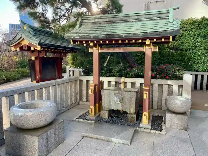 三囲神社(三圍神社)日本橋摂社の{uncategorized: "未分類", other: "その他", undefined: "問題あり", building: "その他建物", grave: "お墓", sacred_gate: "鳥居", guardian: "狛犬", statue: "像", buddha: "仏像", history: "歴史", nature: "自然", garden: "庭園", animal: "動物", pagoda: "塔", temizu: "手水舎", mountain_gate: "山門・神門", sanctuary: "本殿・本堂", subordinate: "末社・摂社", art: "芸術", scenery: "景色", jizo: "地蔵", ema: "絵馬", goshuin: "御朱印", omikuji: "おみくじ", items: "授与品その他", amulet: "お守り", goshuincho: "御朱印帳", eats: "食事", festival: "お祭り", votive_dance: "神楽", shichigosan: "七五三参", wedding: "結婚式", experience: "体験その他", initially: "初詣", around: "周辺", anti_infection: "感染症対策"}