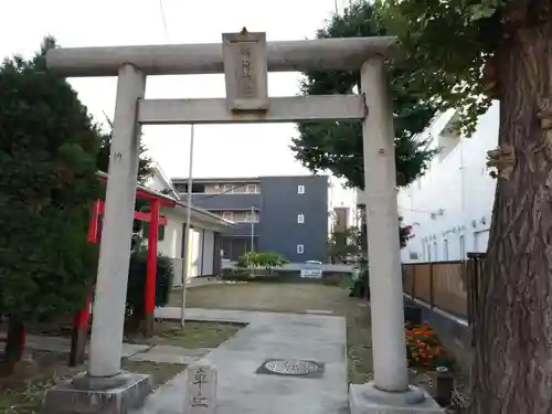 小松翁稲荷神社の鳥居