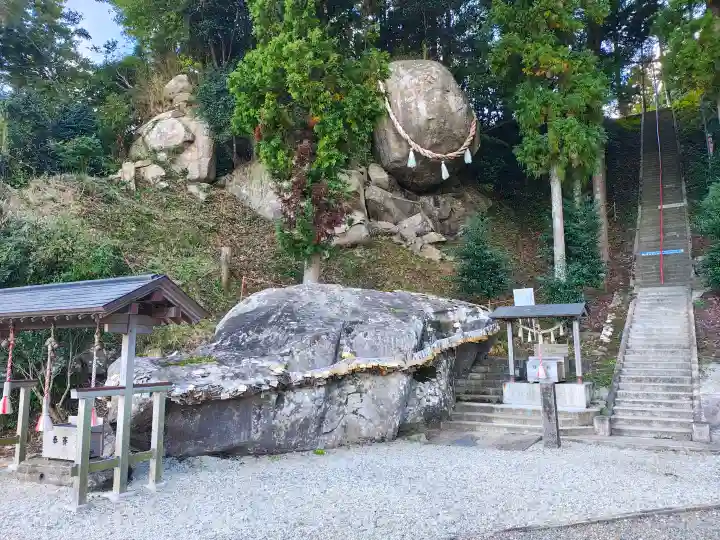 釣石神社の{uncategorized: "未分類", other: "その他", undefined: "問題あり", building: "その他建物", grave: "お墓", sacred_gate: "鳥居", guardian: "狛犬", statue: "像", buddha: "仏像", history: "歴史", nature: "自然", garden: "庭園", animal: "動物", pagoda: "塔", temizu: "手水舎", mountain_gate: "山門・神門", sanctuary: "本殿・本堂", subordinate: "末社・摂社", art: "芸術", scenery: "景色", jizo: "地蔵", ema: "絵馬", goshuin: "御朱印", omikuji: "おみくじ", items: "授与品その他", amulet: "お守り", goshuincho: "御朱印帳", eats: "食事", festival: "お祭り", votive_dance: "神楽", shichigosan: "七五三参", wedding: "結婚式", experience: "体験その他", initially: "初詣", around: "周辺", anti_infection: "感染症対策"}