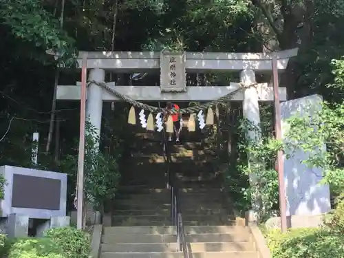 座間神社の鳥居