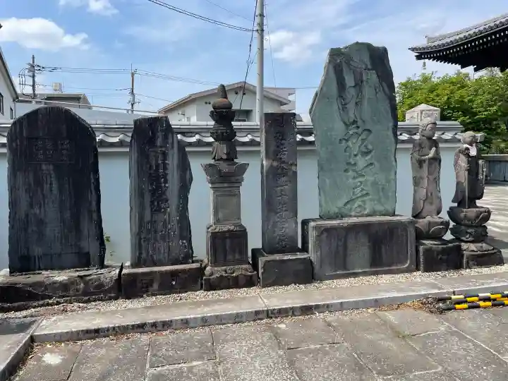 石上寺の{uncategorized: "未分類", other: "その他", undefined: "問題あり", building: "その他建物", grave: "お墓", sacred_gate: "鳥居", guardian: "狛犬", statue: "像", buddha: "仏像", history: "歴史", nature: "自然", garden: "庭園", animal: "動物", pagoda: "塔", temizu: "手水舎", mountain_gate: "山門・神門", sanctuary: "本殿・本堂", subordinate: "末社・摂社", art: "芸術", scenery: "景色", jizo: "地蔵", ema: "絵馬", goshuin: "御朱印", omikuji: "おみくじ", items: "授与品その他", amulet: "お守り", goshuincho: "御朱印帳", eats: "食事", festival: "お祭り", votive_dance: "神楽", shichigosan: "七五三参", wedding: "結婚式", experience: "体験その他", initially: "初詣", around: "周辺", anti_infection: "感染症対策"}