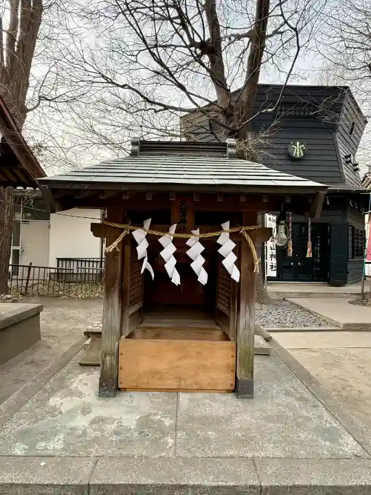 金山神社(若宮八幡宮境内社)の{uncategorized: "未分類", other: "その他", undefined: "問題あり", building: "その他建物", grave: "お墓", sacred_gate: "鳥居", guardian: "狛犬", statue: "像", buddha: "仏像", history: "歴史", nature: "自然", garden: "庭園", animal: "動物", pagoda: "塔", temizu: "手水舎", mountain_gate: "山門・神門", sanctuary: "本殿・本堂", subordinate: "末社・摂社", art: "芸術", scenery: "景色", jizo: "地蔵", ema: "絵馬", goshuin: "御朱印", omikuji: "おみくじ", items: "授与品その他", amulet: "お守り", goshuincho: "御朱印帳", eats: "食事", festival: "お祭り", votive_dance: "神楽", shichigosan: "七五三参", wedding: "結婚式", experience: "体験その他", initially: "初詣", around: "周辺", anti_infection: "感染症対策"}