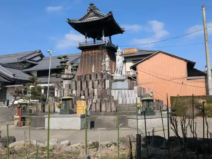 本覚寺の{uncategorized: "未分類", other: "その他", undefined: "問題あり", building: "その他建物", grave: "お墓", sacred_gate: "鳥居", guardian: "狛犬", statue: "像", buddha: "仏像", history: "歴史", nature: "自然", garden: "庭園", animal: "動物", pagoda: "塔", temizu: "手水舎", mountain_gate: "山門・神門", sanctuary: "本殿・本堂", subordinate: "末社・摂社", art: "芸術", scenery: "景色", jizo: "地蔵", ema: "絵馬", goshuin: "御朱印", omikuji: "おみくじ", items: "授与品その他", amulet: "お守り", goshuincho: "御朱印帳", eats: "食事", festival: "お祭り", votive_dance: "神楽", shichigosan: "七五三参", wedding: "結婚式", experience: "体験その他", initially: "初詣", around: "周辺", anti_infection: "感染症対策"}