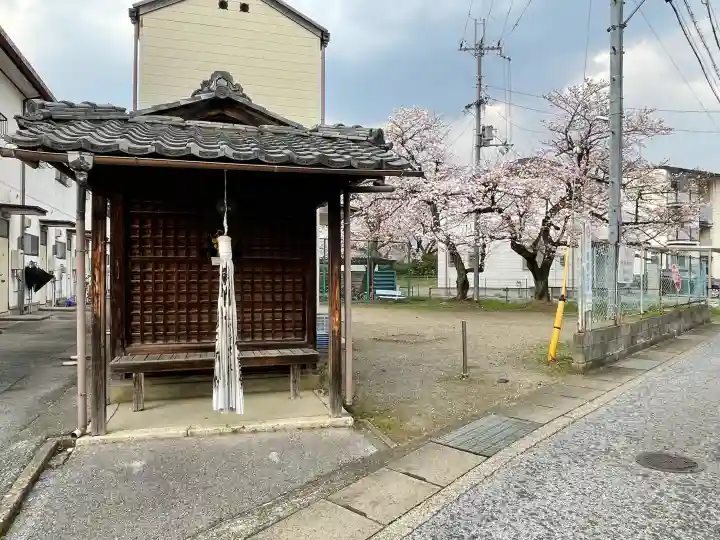 大橋町地蔵尊の{uncategorized: "未分類", other: "その他", undefined: "問題あり", building: "その他建物", grave: "お墓", sacred_gate: "鳥居", guardian: "狛犬", statue: "像", buddha: "仏像", history: "歴史", nature: "自然", garden: "庭園", animal: "動物", pagoda: "塔", temizu: "手水舎", mountain_gate: "山門・神門", sanctuary: "本殿・本堂", subordinate: "末社・摂社", art: "芸術", scenery: "景色", jizo: "地蔵", ema: "絵馬", goshuin: "御朱印", omikuji: "おみくじ", items: "授与品その他", amulet: "お守り", goshuincho: "御朱印帳", eats: "食事", festival: "お祭り", votive_dance: "神楽", shichigosan: "七五三参", wedding: "結婚式", experience: "体験その他", initially: "初詣", around: "周辺", anti_infection: "感染症対策"}