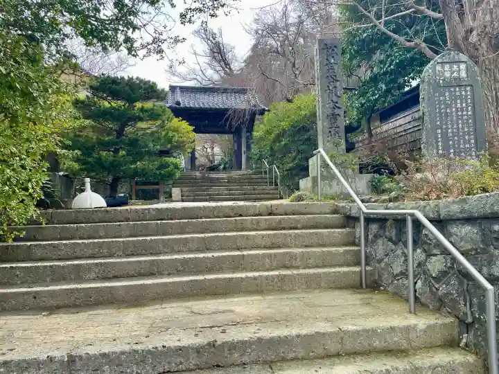 安國論寺(安国論寺)の{uncategorized: "未分類", other: "その他", undefined: "問題あり", building: "その他建物", grave: "お墓", sacred_gate: "鳥居", guardian: "狛犬", statue: "像", buddha: "仏像", history: "歴史", nature: "自然", garden: "庭園", animal: "動物", pagoda: "塔", temizu: "手水舎", mountain_gate: "山門・神門", sanctuary: "本殿・本堂", subordinate: "末社・摂社", art: "芸術", scenery: "景色", jizo: "地蔵", ema: "絵馬", goshuin: "御朱印", omikuji: "おみくじ", items: "授与品その他", amulet: "お守り", goshuincho: "御朱印帳", eats: "食事", festival: "お祭り", votive_dance: "神楽", shichigosan: "七五三参", wedding: "結婚式", experience: "体験その他", initially: "初詣", around: "周辺", anti_infection: "感染症対策"}