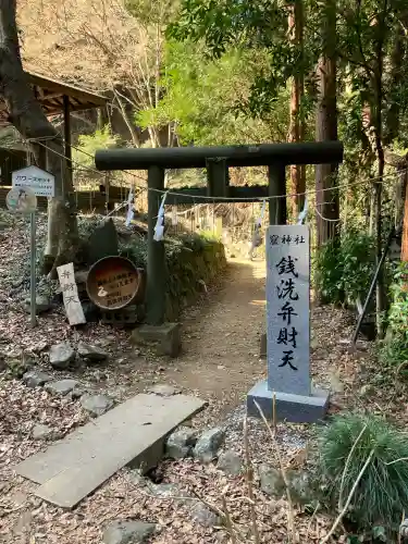 窟神社の{uncategorized: "未分類", other: "その他", undefined: "問題あり", building: "その他建物", grave: "お墓", sacred_gate: "鳥居", guardian: "狛犬", statue: "像", buddha: "仏像", history: "歴史", nature: "自然", garden: "庭園", animal: "動物", pagoda: "塔", temizu: "手水舎", mountain_gate: "山門・神門", sanctuary: "本殿・本堂", subordinate: "末社・摂社", art: "芸術", scenery: "景色", jizo: "地蔵", ema: "絵馬", goshuin: "御朱印", omikuji: "おみくじ", items: "授与品その他", amulet: "お守り", goshuincho: "御朱印帳", eats: "食事", festival: "お祭り", votive_dance: "神楽", shichigosan: "七五三参", wedding: "結婚式", experience: "体験その他", initially: "初詣", around: "周辺", anti_infection: "感染症対策"}