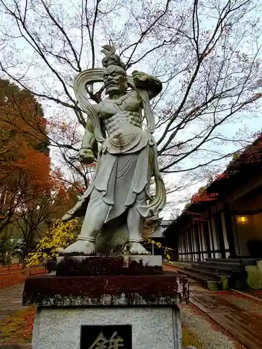 鉾立山天王院の像