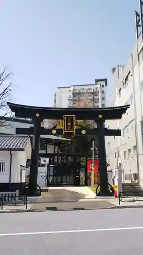 穴八幡宮の鳥居
