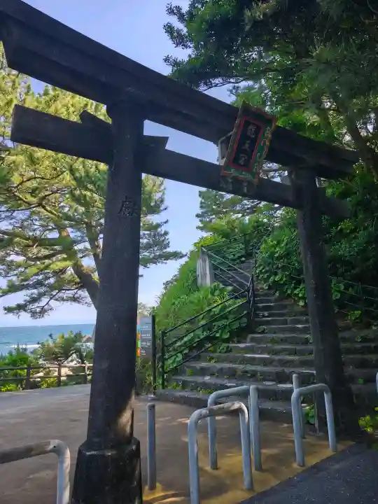 海津見神社(桂浜龍王宮)の{uncategorized: "未分類", other: "その他", undefined: "問題あり", building: "その他建物", grave: "お墓", sacred_gate: "鳥居", guardian: "狛犬", statue: "像", buddha: "仏像", history: "歴史", nature: "自然", garden: "庭園", animal: "動物", pagoda: "塔", temizu: "手水舎", mountain_gate: "山門・神門", sanctuary: "本殿・本堂", subordinate: "末社・摂社", art: "芸術", scenery: "景色", jizo: "地蔵", ema: "絵馬", goshuin: "御朱印", omikuji: "おみくじ", items: "授与品その他", amulet: "お守り", goshuincho: "御朱印帳", eats: "食事", festival: "お祭り", votive_dance: "神楽", shichigosan: "七五三参", wedding: "結婚式", experience: "体験その他", initially: "初詣", around: "周辺", anti_infection: "感染症対策"}