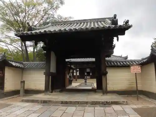 東大寺戒壇院戒壇堂の山門