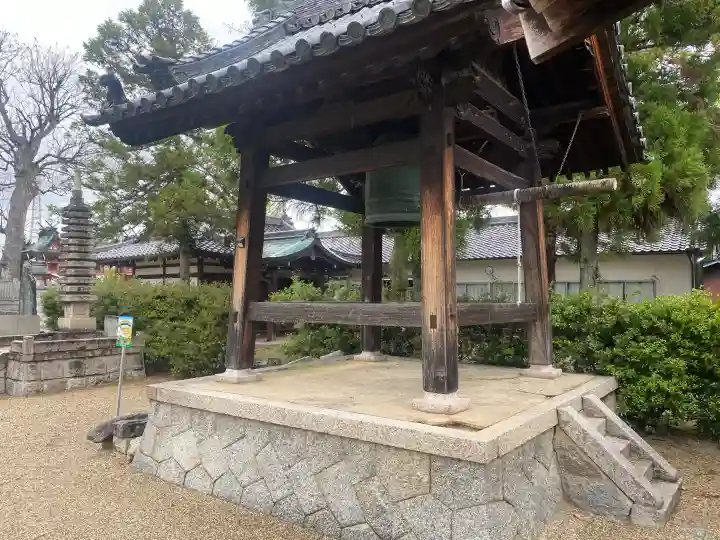 本光明寺の{uncategorized: "未分類", other: "その他", undefined: "問題あり", building: "その他建物", grave: "お墓", sacred_gate: "鳥居", guardian: "狛犬", statue: "像", buddha: "仏像", history: "歴史", nature: "自然", garden: "庭園", animal: "動物", pagoda: "塔", temizu: "手水舎", mountain_gate: "山門・神門", sanctuary: "本殿・本堂", subordinate: "末社・摂社", art: "芸術", scenery: "景色", jizo: "地蔵", ema: "絵馬", goshuin: "御朱印", omikuji: "おみくじ", items: "授与品その他", amulet: "お守り", goshuincho: "御朱印帳", eats: "食事", festival: "お祭り", votive_dance: "神楽", shichigosan: "七五三参", wedding: "結婚式", experience: "体験その他", initially: "初詣", around: "周辺", anti_infection: "感染症対策"}