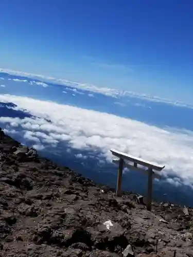 富士山頂上浅間大社奥宮の景色