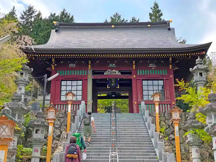 武蔵御嶽神社の山門・神門