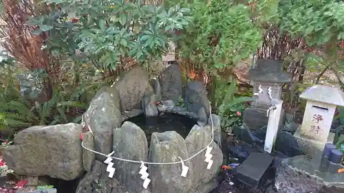 鵠沼伏見稲荷神社の庭園