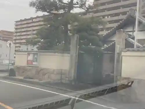 御嶽教木曽川照王教会の山門・神門