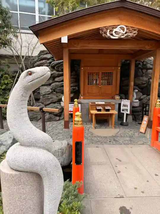蛇窪神社の{uncategorized: "未分類", other: "その他", undefined: "問題あり", building: "その他建物", grave: "お墓", sacred_gate: "鳥居", guardian: "狛犬", statue: "像", buddha: "仏像", history: "歴史", nature: "自然", garden: "庭園", animal: "動物", pagoda: "塔", temizu: "手水舎", mountain_gate: "山門・神門", sanctuary: "本殿・本堂", subordinate: "末社・摂社", art: "芸術", scenery: "景色", jizo: "地蔵", ema: "絵馬", goshuin: "御朱印", omikuji: "おみくじ", items: "授与品その他", amulet: "お守り", goshuincho: "御朱印帳", eats: "食事", festival: "お祭り", votive_dance: "神楽", shichigosan: "七五三参", wedding: "結婚式", experience: "体験その他", initially: "初詣", around: "周辺", anti_infection: "感染症対策"}