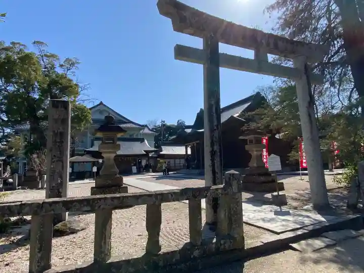 松江神社の{uncategorized: "未分類", other: "その他", undefined: "問題あり", building: "その他建物", grave: "お墓", sacred_gate: "鳥居", guardian: "狛犬", statue: "像", buddha: "仏像", history: "歴史", nature: "自然", garden: "庭園", animal: "動物", pagoda: "塔", temizu: "手水舎", mountain_gate: "山門・神門", sanctuary: "本殿・本堂", subordinate: "末社・摂社", art: "芸術", scenery: "景色", jizo: "地蔵", ema: "絵馬", goshuin: "御朱印", omikuji: "おみくじ", items: "授与品その他", amulet: "お守り", goshuincho: "御朱印帳", eats: "食事", festival: "お祭り", votive_dance: "神楽", shichigosan: "七五三参", wedding: "結婚式", experience: "体験その他", initially: "初詣", around: "周辺", anti_infection: "感染症対策"}