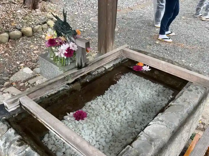 三熊野神社の{uncategorized: "未分類", other: "その他", undefined: "問題あり", building: "その他建物", grave: "お墓", sacred_gate: "鳥居", guardian: "狛犬", statue: "像", buddha: "仏像", history: "歴史", nature: "自然", garden: "庭園", animal: "動物", pagoda: "塔", temizu: "手水舎", mountain_gate: "山門・神門", sanctuary: "本殿・本堂", subordinate: "末社・摂社", art: "芸術", scenery: "景色", jizo: "地蔵", ema: "絵馬", goshuin: "御朱印", omikuji: "おみくじ", items: "授与品その他", amulet: "お守り", goshuincho: "御朱印帳", eats: "食事", festival: "お祭り", votive_dance: "神楽", shichigosan: "七五三参", wedding: "結婚式", experience: "体験その他", initially: "初詣", around: "周辺", anti_infection: "感染症対策"}