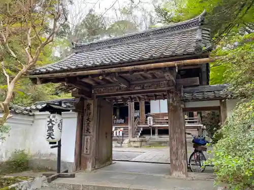 石山寺の山門