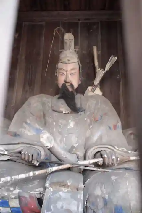 鳥海月山両所宮の像