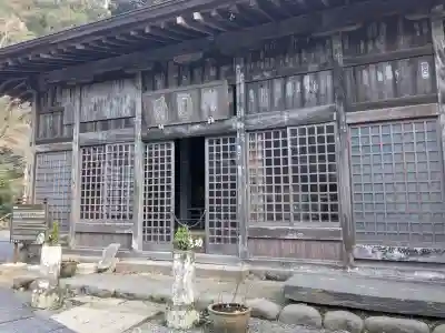 指月殿の{uncategorized: "未分類", other: "その他", undefined: "問題あり", building: "その他建物", grave: "お墓", sacred_gate: "鳥居", guardian: "狛犬", statue: "像", buddha: "仏像", history: "歴史", nature: "自然", garden: "庭園", animal: "動物", pagoda: "塔", temizu: "手水舎", mountain_gate: "山門・神門", sanctuary: "本殿・本堂", subordinate: "末社・摂社", art: "芸術", scenery: "景色", jizo: "地蔵", ema: "絵馬", goshuin: "御朱印", omikuji: "おみくじ", items: "授与品その他", amulet: "お守り", goshuincho: "御朱印帳", eats: "食事", festival: "お祭り", votive_dance: "神楽", shichigosan: "七五三参", wedding: "結婚式", experience: "体験その他", initially: "初詣", around: "周辺", anti_infection: "感染症対策"}