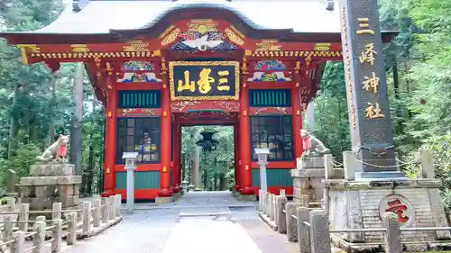 三峯神社の山門