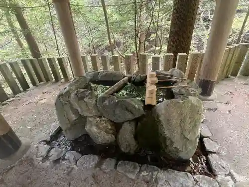  川上山若宮八幡宮の{uncategorized: "未分類", other: "その他", undefined: "問題あり", building: "その他建物", grave: "お墓", sacred_gate: "鳥居", guardian: "狛犬", statue: "像", buddha: "仏像", history: "歴史", nature: "自然", garden: "庭園", animal: "動物", pagoda: "塔", temizu: "手水舎", mountain_gate: "山門・神門", sanctuary: "本殿・本堂", subordinate: "末社・摂社", art: "芸術", scenery: "景色", jizo: "地蔵", ema: "絵馬", goshuin: "御朱印", omikuji: "おみくじ", items: "授与品その他", amulet: "お守り", goshuincho: "御朱印帳", eats: "食事", festival: "お祭り", votive_dance: "神楽", shichigosan: "七五三参", wedding: "結婚式", experience: "体験その他", initially: "初詣", around: "周辺", anti_infection: "感染症対策"}