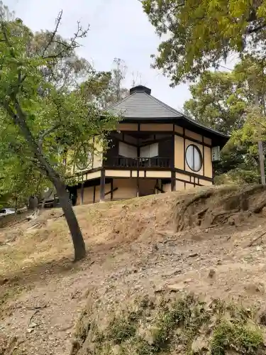 龍王珠石の{uncategorized: "未分類", other: "その他", undefined: "問題あり", building: "その他建物", grave: "お墓", sacred_gate: "鳥居", guardian: "狛犬", statue: "像", buddha: "仏像", history: "歴史", nature: "自然", garden: "庭園", animal: "動物", pagoda: "塔", temizu: "手水舎", mountain_gate: "山門・神門", sanctuary: "本殿・本堂", subordinate: "末社・摂社", art: "芸術", scenery: "景色", jizo: "地蔵", ema: "絵馬", goshuin: "御朱印", omikuji: "おみくじ", items: "授与品その他", amulet: "お守り", goshuincho: "御朱印帳", eats: "食事", festival: "お祭り", votive_dance: "神楽", shichigosan: "七五三参", wedding: "結婚式", experience: "体験その他", initially: "初詣", around: "周辺", anti_infection: "感染症対策"}