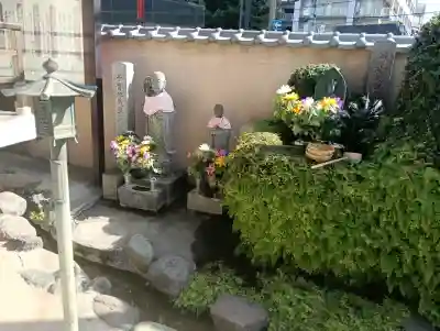 神楽坂安養寺の{uncategorized: "未分類", other: "その他", undefined: "問題あり", building: "その他建物", grave: "お墓", sacred_gate: "鳥居", guardian: "狛犬", statue: "像", buddha: "仏像", history: "歴史", nature: "自然", garden: "庭園", animal: "動物", pagoda: "塔", temizu: "手水舎", mountain_gate: "山門・神門", sanctuary: "本殿・本堂", subordinate: "末社・摂社", art: "芸術", scenery: "景色", jizo: "地蔵", ema: "絵馬", goshuin: "御朱印", omikuji: "おみくじ", items: "授与品その他", amulet: "お守り", goshuincho: "御朱印帳", eats: "食事", festival: "お祭り", votive_dance: "神楽", shichigosan: "七五三参", wedding: "結婚式", experience: "体験その他", initially: "初詣", around: "周辺", anti_infection: "感染症対策"}