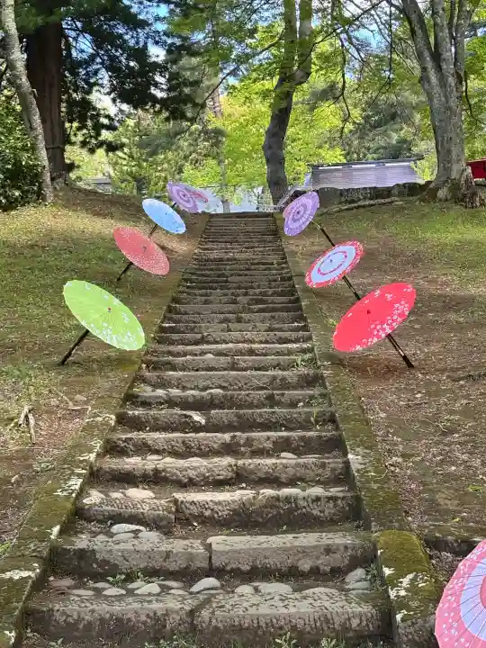 土津神社|こどもと出世の神さまの{uncategorized: "未分類", other: "その他", undefined: "問題あり", building: "その他建物", grave: "お墓", sacred_gate: "鳥居", guardian: "狛犬", statue: "像", buddha: "仏像", history: "歴史", nature: "自然", garden: "庭園", animal: "動物", pagoda: "塔", temizu: "手水舎", mountain_gate: "山門・神門", sanctuary: "本殿・本堂", subordinate: "末社・摂社", art: "芸術", scenery: "景色", jizo: "地蔵", ema: "絵馬", goshuin: "御朱印", omikuji: "おみくじ", items: "授与品その他", amulet: "お守り", goshuincho: "御朱印帳", eats: "食事", festival: "お祭り", votive_dance: "神楽", shichigosan: "七五三参", wedding: "結婚式", experience: "体験その他", initially: "初詣", around: "周辺", anti_infection: "感染症対策"}