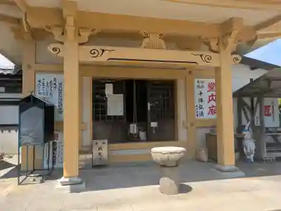徳正寺の{uncategorized: "未分類", other: "その他", undefined: "問題あり", building: "その他建物", grave: "お墓", sacred_gate: "鳥居", guardian: "狛犬", statue: "像", buddha: "仏像", history: "歴史", nature: "自然", garden: "庭園", animal: "動物", pagoda: "塔", temizu: "手水舎", mountain_gate: "山門・神門", sanctuary: "本殿・本堂", subordinate: "末社・摂社", art: "芸術", scenery: "景色", jizo: "地蔵", ema: "絵馬", goshuin: "御朱印", omikuji: "おみくじ", items: "授与品その他", amulet: "お守り", goshuincho: "御朱印帳", eats: "食事", festival: "お祭り", votive_dance: "神楽", shichigosan: "七五三参", wedding: "結婚式", experience: "体験その他", initially: "初詣", around: "周辺", anti_infection: "感染症対策"}