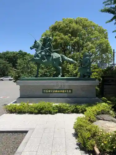 白旗神社の像