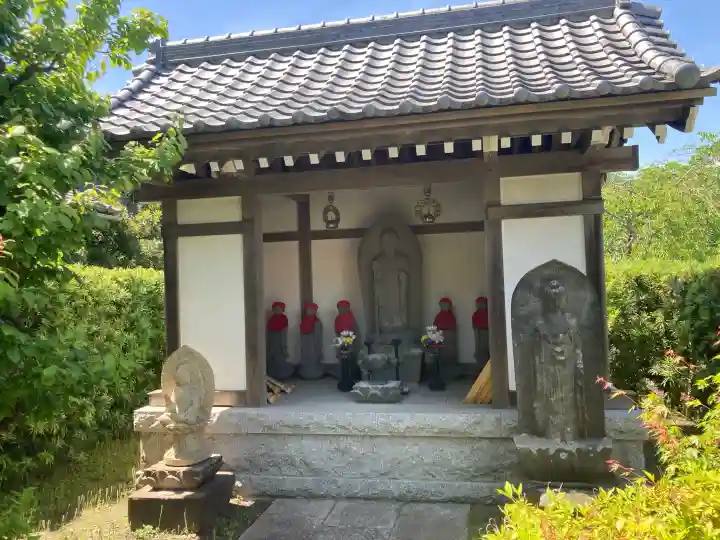 傳福寺【伝福寺】の{uncategorized: "未分類", other: "その他", undefined: "問題あり", building: "その他建物", grave: "お墓", sacred_gate: "鳥居", guardian: "狛犬", statue: "像", buddha: "仏像", history: "歴史", nature: "自然", garden: "庭園", animal: "動物", pagoda: "塔", temizu: "手水舎", mountain_gate: "山門・神門", sanctuary: "本殿・本堂", subordinate: "末社・摂社", art: "芸術", scenery: "景色", jizo: "地蔵", ema: "絵馬", goshuin: "御朱印", omikuji: "おみくじ", items: "授与品その他", amulet: "お守り", goshuincho: "御朱印帳", eats: "食事", festival: "お祭り", votive_dance: "神楽", shichigosan: "七五三参", wedding: "結婚式", experience: "体験その他", initially: "初詣", around: "周辺", anti_infection: "感染症対策"}