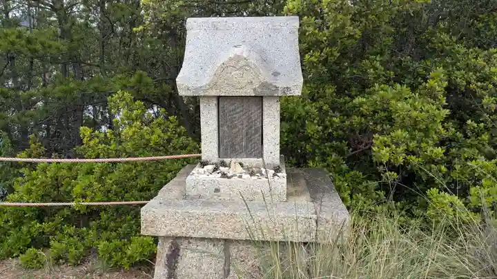 祠(約束の丘展望台)の本殿・本堂